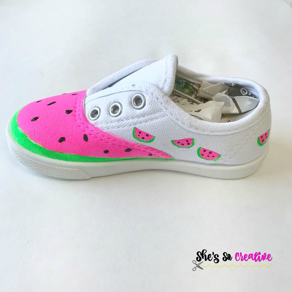 How to Make DIY Watermelon Canvas Shoes - Free Tutorial 16 https://www.pinterest.com/pin/856880266576605127/